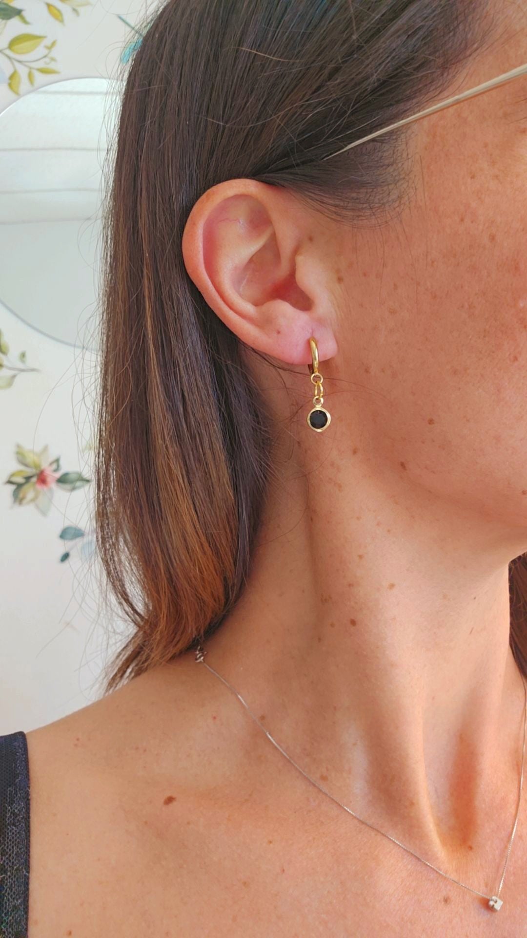 Orecchini mini cerchio e pietra nera